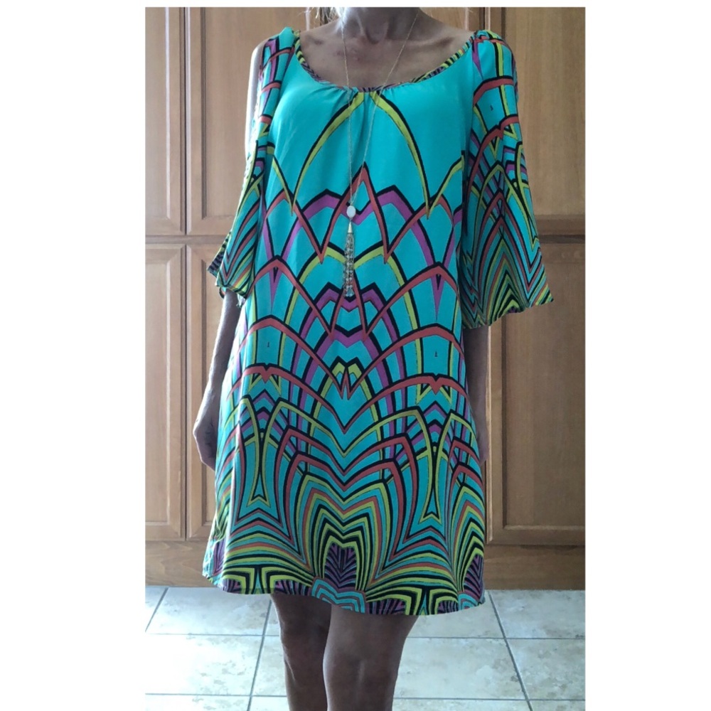 NWOT, amazing split sleeve dress!